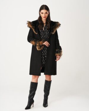 Czarny kożuch damski z futrzanym kołnierzem i rękawami, idealny na zimowe dni