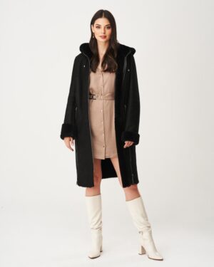 Czarny kożuch damski z kapturem, ozdobnymi zamkami i futrzanymi mankietami, idealny na zimowe dni