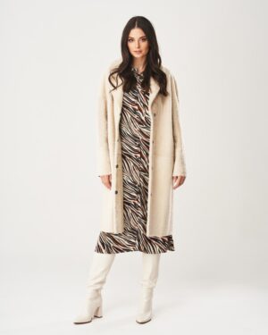 Kożuch damski w beżowym kolorze, z długimi rękawami i klasycznym kołnierzem, idealny na zimowe dni