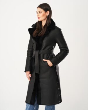Czarny kożuch damski z szerokim kołnierzem, paskiem w talii i guzikami po bokach
