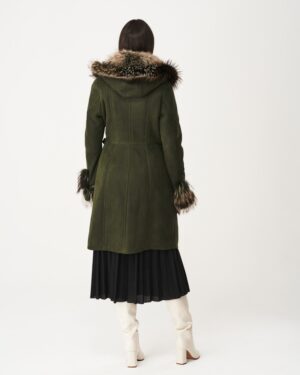 Kożuch damski w kolorze oliwkowym z futrzanym kołnierzem i rękawami, z kapturem i paskiem w talii
