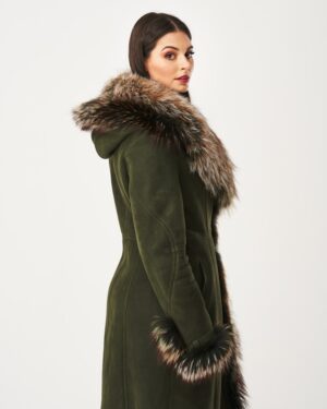 Kożuch damski w kolorze zielonym z futrzanym kołnierzem i mankietami, z kapturem i delikatnym krojem