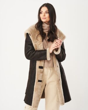 Kożuch damski w kolorze ciemnym z szerokim futrzanym kołnierzem i zapięciem na guziki