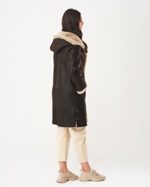 Kożuch damski w ciemnym kolorze z kapturem i futrzanym wykończeniem, z guzikami i paskiem w talii