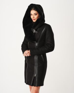 Czarny kożuch damski z dużym kapturem, zamek błyskawiczny i skórzane wstawki po bokach