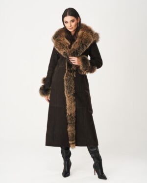 Kożuch damski w kolorze ciemnym z szerokim futrzanym kołnierzem i długimi rękawami, z paskiem w talii