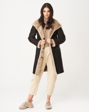 Kożuch damski w kolorze brązowym z beżowym futrem, długi krój z szerokim kołnierzem i kieszeniami