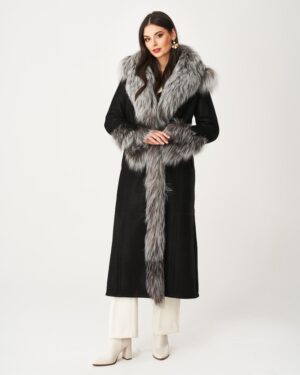 Kożuch damski w kolorze czarnym z szarym futrem, długim krojem i szerokim kołnierzem z dodatkiem paska