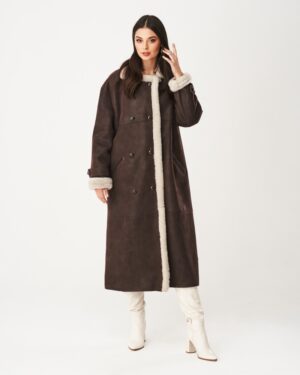 Kożuch damski w brązowym kolorze z futrzanym kołnierzem i dwoma rzędami guzików, idealny na zimowe dni
