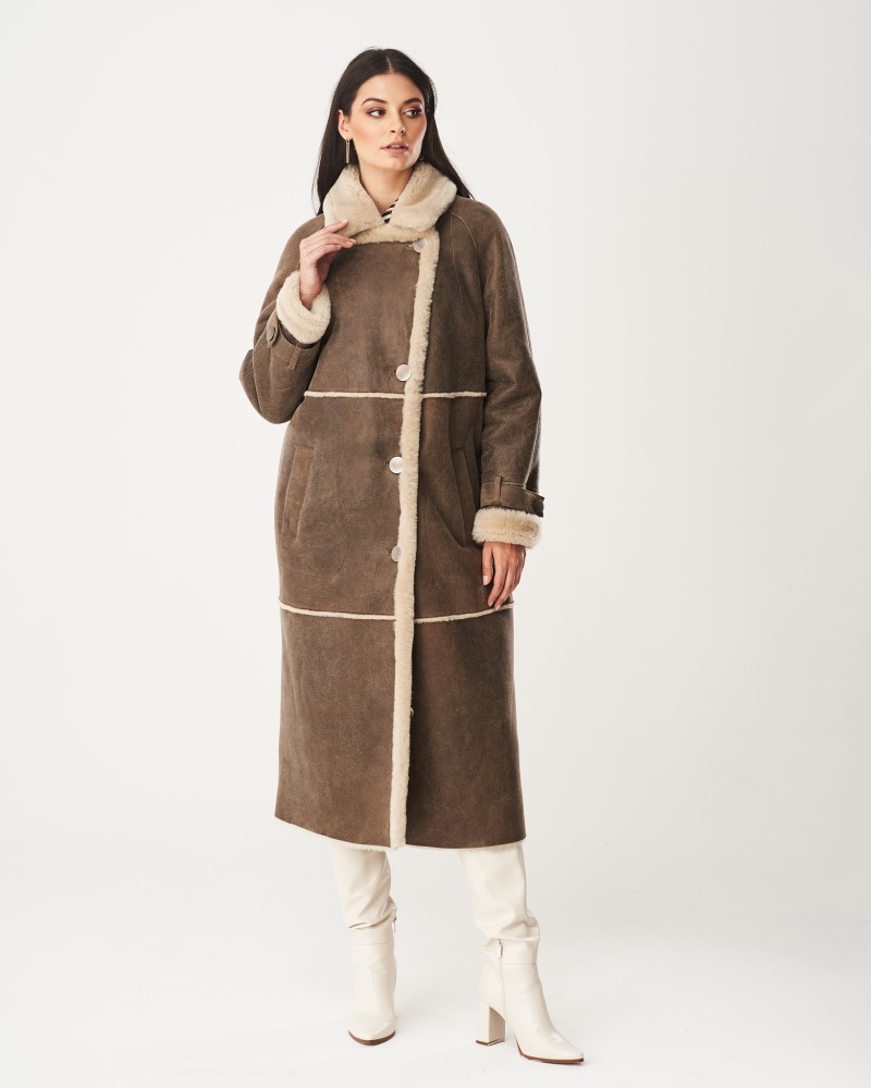 kożuch damski w brązowym kolorze z futrzanym kołnierzem i guzikami, długi fason z kieszeniami