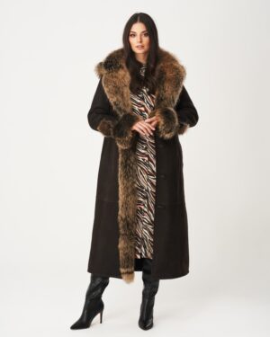 Kożuch damski w kolorze brązowym z futrzanym kołnierzem i długimi rękawami, idealny na zimowe dni