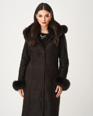 Czarny kożuch damski z futrzanym kołnierzem i mankietami, zapinany na guziki, elegancki i ciepły model na zimę