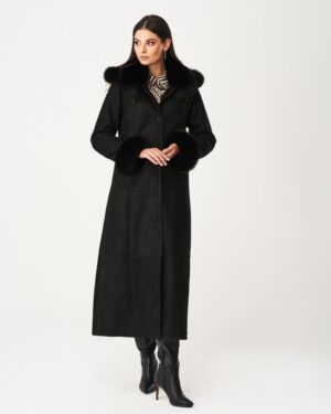 Długi czarny kożuch damski z futrzanym kołnierzem i rękawami, zapinany na guziki