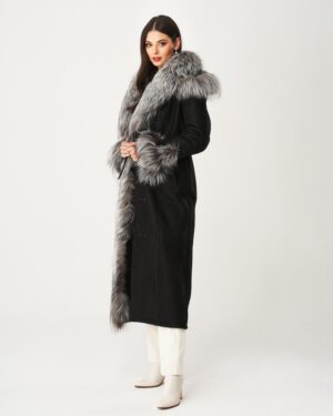 Czarny kożuch damski z szarym futrzanym kołnierzem i rękawami, elegancki krój z guzikami i kieszeniami