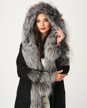 Kożuch damski z dużym futrzanym kapturem w odcieniach szarości, z długimi rękawami i eleganckim wykończeniem