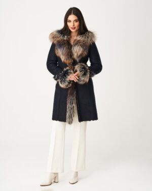 Kożuch damski w ciemnym kolorze z futrzanym kołnierzem i mankietami, elegancki krój z paskiem w talii