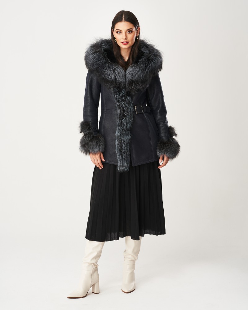 Kożuch damski w ciemnym kolorze, z futrzanym kołnierzem, paskiem w talii i futrzanymi mankietami