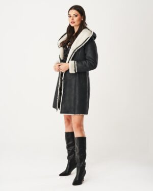 Kożuch damski w kolorze popiel z białym futrzanym kołnierzem i kapturem, idealny na zimowe dni