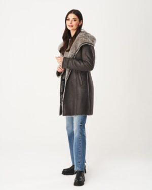 Kożuch damski w odcieniu szarości z szerokim kołnierzem i wygodnym krojem, idealny na zimowe dni