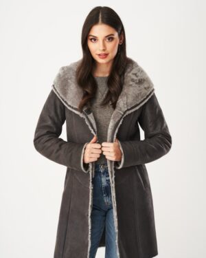 Kożuch damski w kolorze szarym z szerokim kołnierzem i miękkim wykończeniem, idealny na zimowe dni