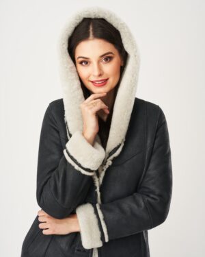 Kożuch damski w kolorze czarnym z szerokim, futrzanym kapturem i eleganckimi guzikami