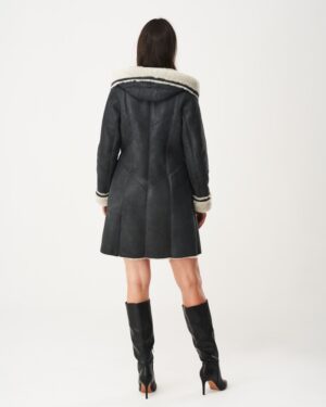 Popielaty kożuch damski z kapturem i futrzanym wykończeniem, dopasowany krój z paskiem w talii