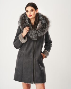Kożuch damski w kolorze szarym z dużym futrzanym kołnierzem i kieszeniami, zapinany na zamek