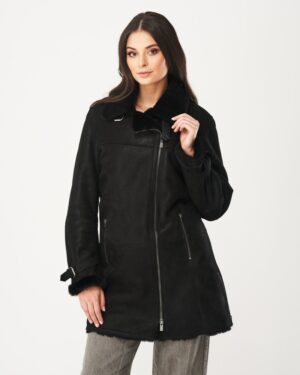 Czarny kożuch damski z miękkim kołnierzem, zapinany na zamek, z kieszeniami po bokach i futrzanymi mankietami