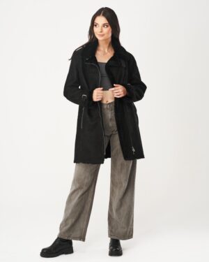 Czarny kożuch damski z klasycznym kołnierzem, zapinany na zamek, idealny na zimowe dni