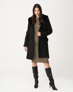 Czarny kożuch damski z futrzanym kołnierzem, długim krojem i zapięciem na suwak