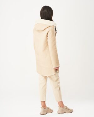 Kożuch damski w jasnym odcieniu z kapturem i miękkim futrem przy kołnierzu