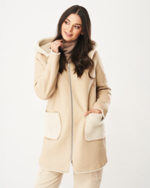 Kożuch damski w jasnym beżowym kolorze z kapturem i kieszeniami z miękkim futerkiem