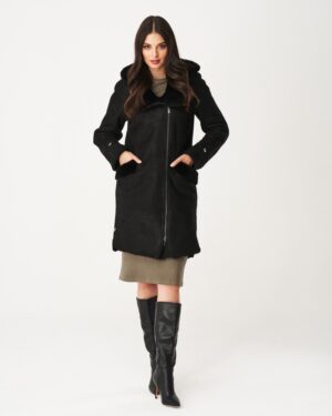 Czarny kożuch damski z kapturem, kieszeniami i delikatnym kołnierzem, idealny na zimowe dni