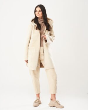 Kożuch damski w jasnym kolorze z kapturem, długimi rękawami i prostym krojem, idealny na zimowe dni