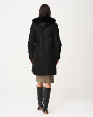 Czarny kożuch damski z kapturem, długim krojem i delikatnym wykończeniem na plecach