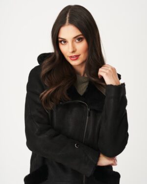 Czarny kożuch damski z futrzanym kołnierzem, zapinany na zamek błyskawiczny, idealny na zimowe dni