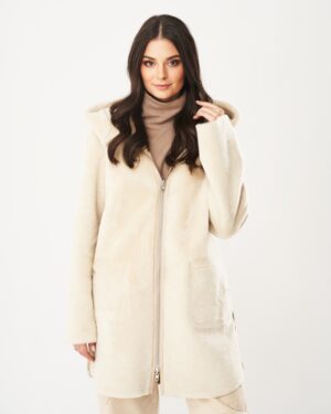 Kożuch damski w jasnym kolorze z kapturem i kieszeniami, idealny na zimowe dni