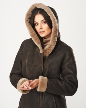 kożuch damski w kolorze ciemnobrązowym z futrzanym kapturem i mankietami