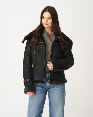 Kożuch damski czarny z futrzanym kołnierzem i rękawami, zapinana na zamek z dodatkowymi kieszeniami