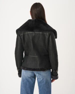 Czarny kożuch damski z dużym kołnierzem, z paskiem w talii i futrzanym wykończeniem rękawów