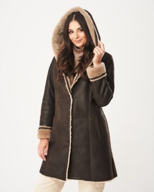 Kożuch damski w kolorze ciemnego brązu z kapturem i futrzanym wykończeniem przy rękawach i kołnierzu