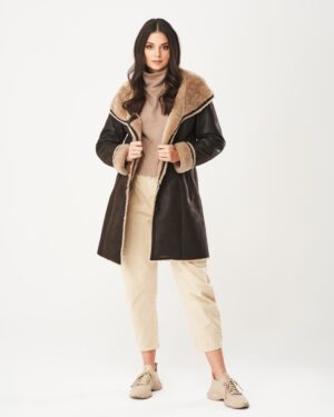 Kożuch damski w ciemnym kolorze z szerokim kołnierzem i miękkim futerkiem na wykończeniu