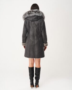 Kożuch damski w szarym kolorze z futrzanym kołnierzem i rękawami, z kapturem, idealny na zimowe dni