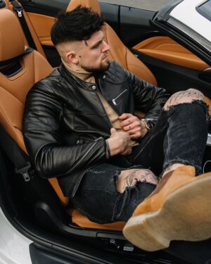 Męska kurtka skórzana w kolorze czarnym z ozdobnym przeszyciem, idealna na zimowe dni