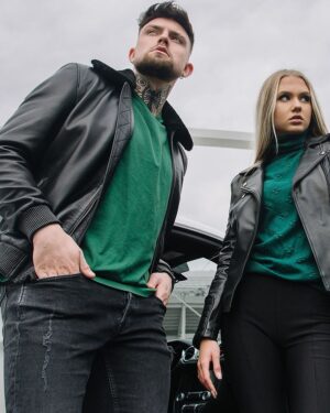 Kurtka lotnicza z kołnierzem z futra, czarna, zestawiona z zielonym swetrem i dżinsami