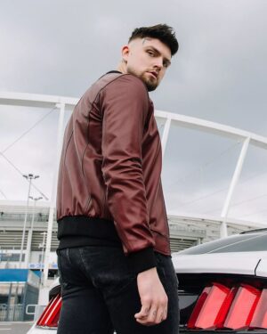 Bomberka skórzana w kolorze burgundowym z czarnym ściągaczem i klasycznym krojem idealna na zimowe dni