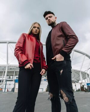 Bomberka skórzana w intensywnym czerwonym kolorze z czarnymi detalami i sportowym krojem