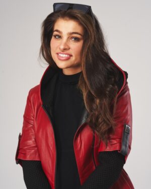 Kurtka skórzana damska w intensywnym czerwonym kolorze z kapturem i krótkim rękawem