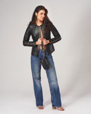 Kurtka skórzana damska w kolorze czarnym z ozdobnymi guzikami i dopasowanym krojem