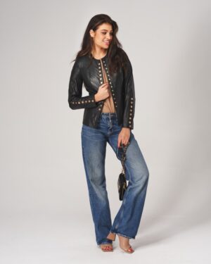 Kurtka skórzana damska w kolorze czarnym z ozdobnymi guzikami i dopasowanym krojem na tle jasnym